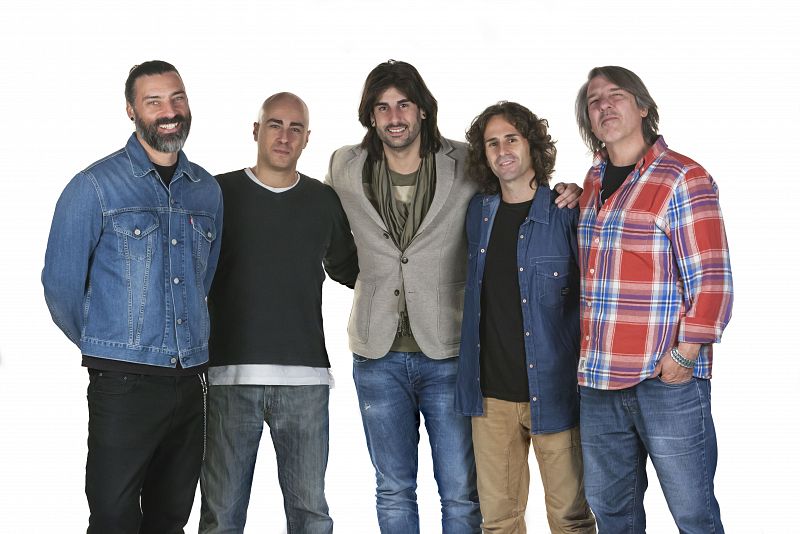 Melendi con los músicos