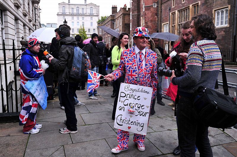 Seguidores de la familia real británica esperan en el exterior del Palacio St James