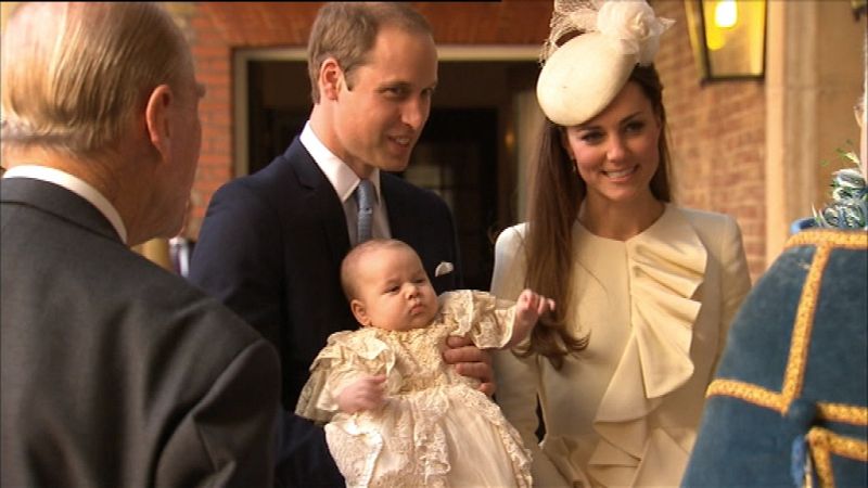 Los duques de Cambridge con su hijo a su llegada para el bautizo