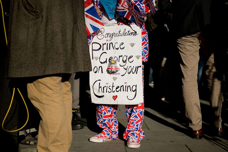 Uno de los seguidores de la familia real británica, Terry Hutt, espera frenta al Palacio de St James en el bautizo del príncipe Jorge