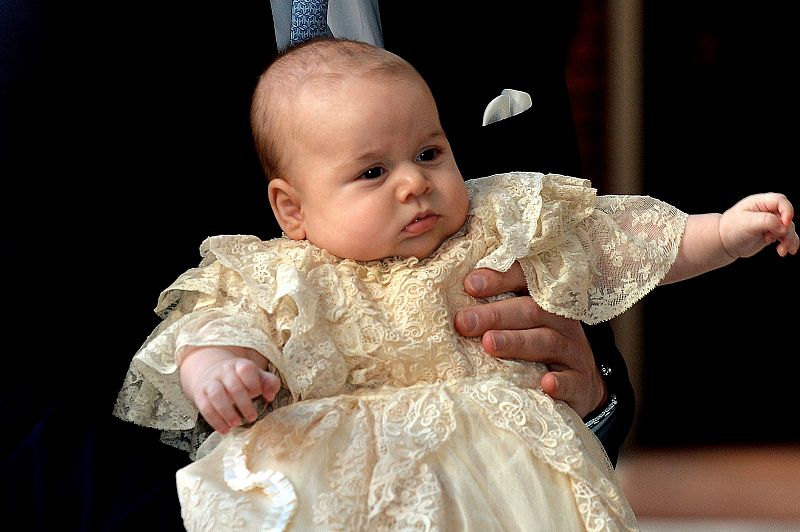 El príncipe Jorge en brazos de su padre, el duque de Cambridge