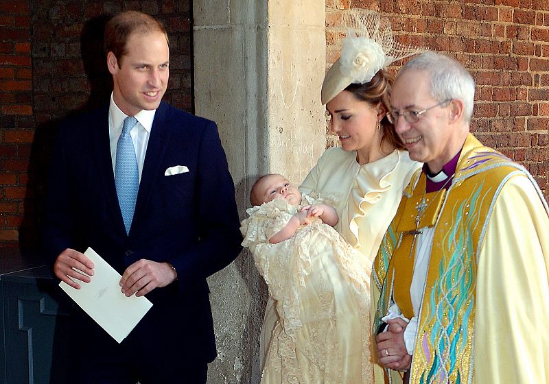 Los duques de Cambridge salen del Palacio St James tras bautizar a su hijo