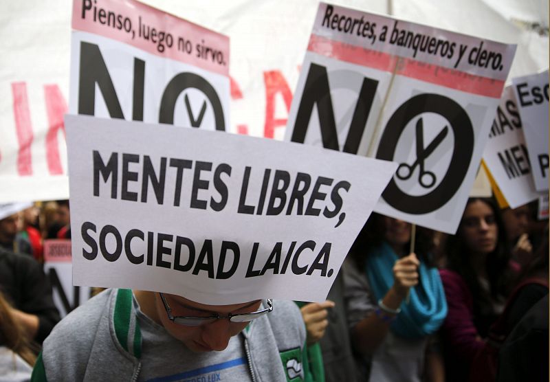 Varios estudiantes muestran pancartas para oponerse al proyecto de Ley Orgánica para la Mejora de la Calidad Educativa (Lomce), en tramitación parlamentaria.