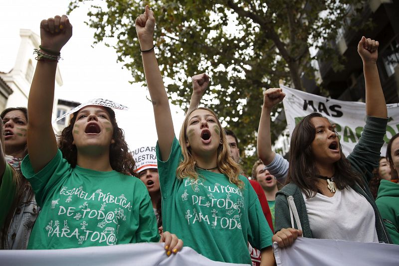 Tres estudiantes acuden a la manifestación con las camisetas verdes en defensa de la educación pública.