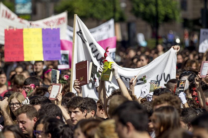 Los manifestantes levantan libros en la segunda jornada de la semana de movilizaciones en defensa de la educación pública.