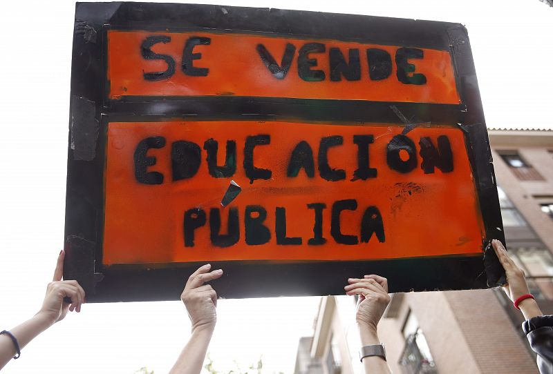 Unos jóvenes levantan pancartas contra la ley Wert.