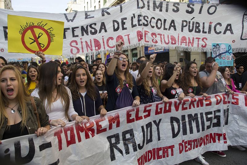 Cerca de un millar de estudiantes, la mayoría de secundaria, se han manifestado esta mañana por las calles de Barcelona.