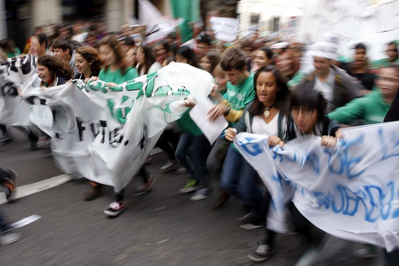 Cientos de estudiantes durante su participación en la manifestación que ha transcurrido entre la Glorieta de Carlos V (Atocha) y la Puerta del Sol contra los "recortes" y la reforma educativa.