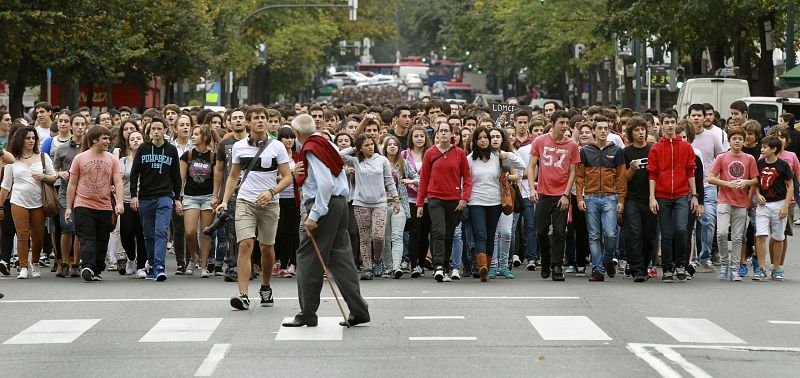 Cientos de estudiantes han secundado la concentración convocada en Bilbao.