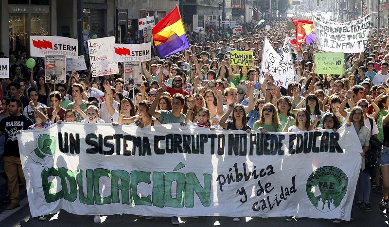 Multitud de estudiantes, durante la manifestación que ha tenido lugar desde la plaza de la Merced de Murcia contra los recortes y la reforma educativa.