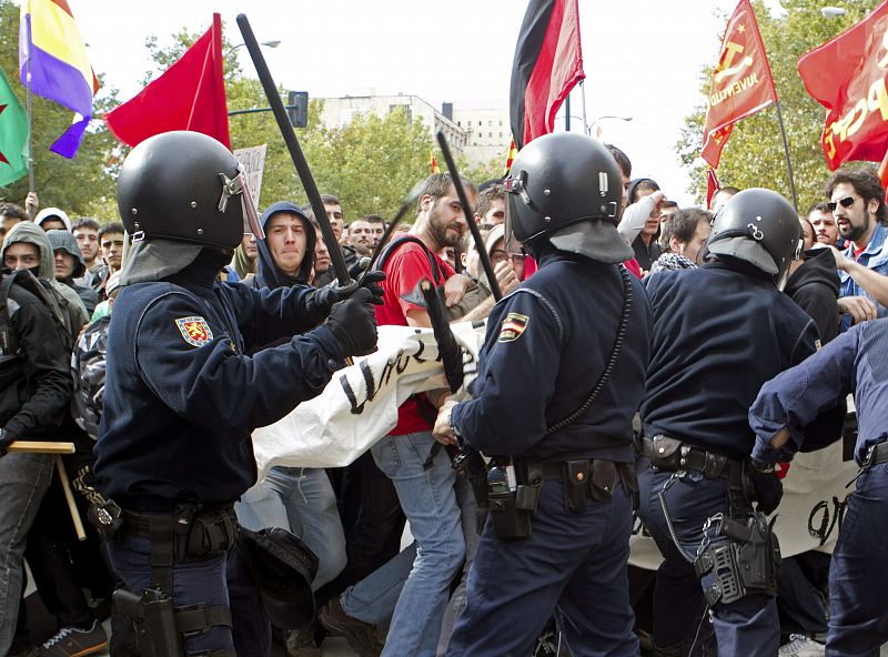 La policía impide el avance de unos estudiantes que pretendían llegar hasta una comisaría en protesta por la detención de dos integrantes de un piquete informativo en la Universidad de Zaragoza.