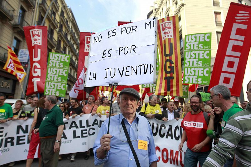 Varios miles de estudiantes, profesores, padres y abuelos han participado esta mañana en una multitudinaria manifestación en el centro de Barcelona.