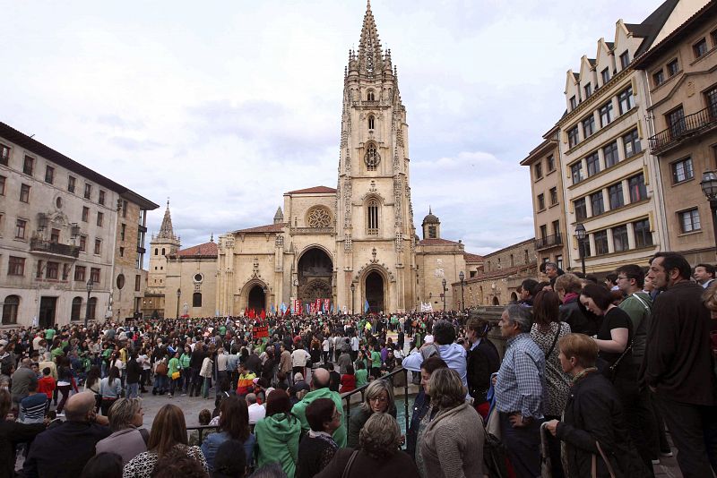 Miles de personas se han manifestado por las calles del centro de Oviedo.