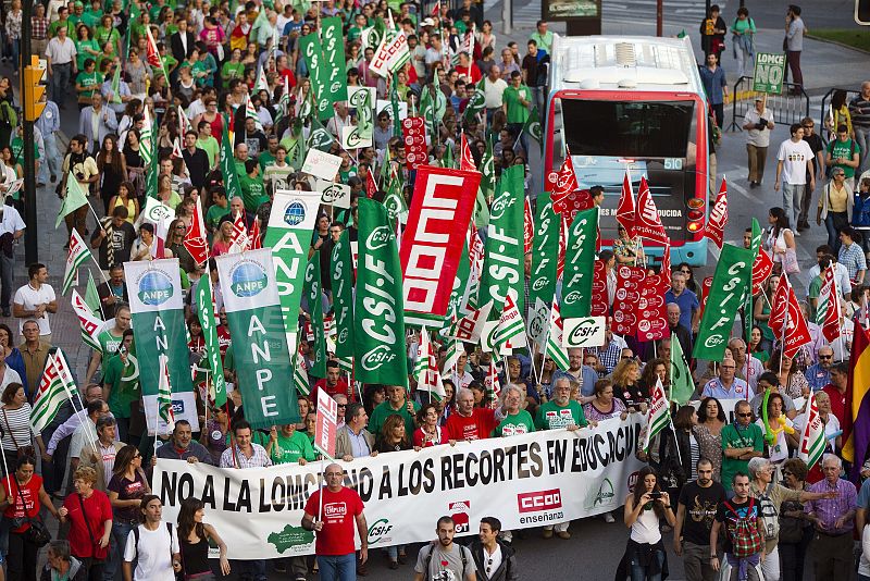 Cabecera de la manifestación del sector educativo en contra de la LOMCE, celebrada esta tarde en Málaga.