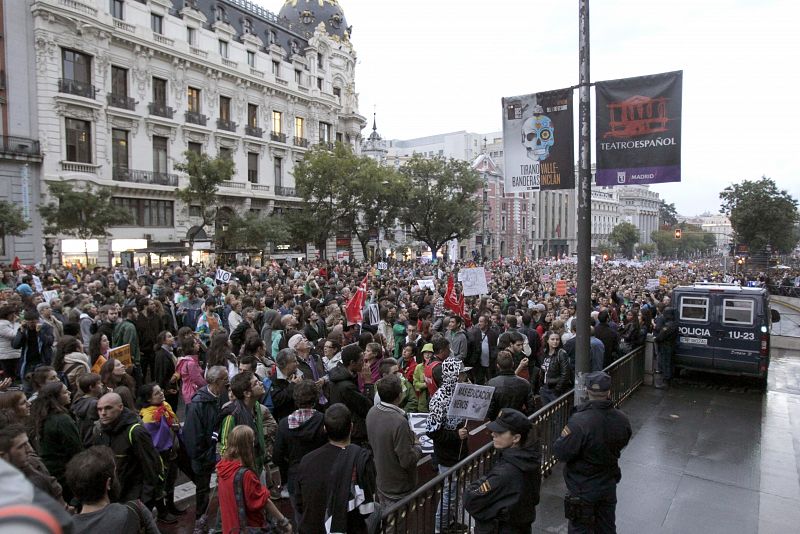 Miles de estudiantes participan en la manifestación celebrada esta tarde en Madrid.