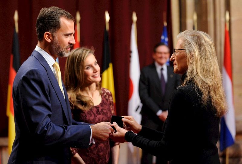 Annie Leibovitz recibe la insignia del príncipe Felipe.