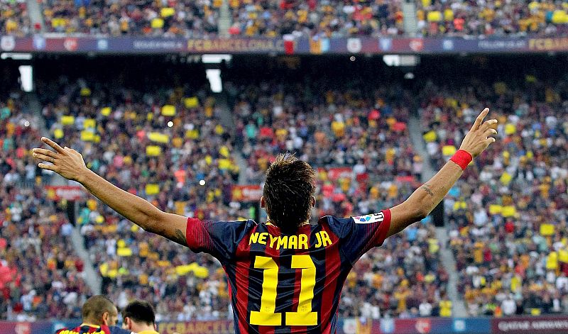 Neymar, aclamado por el Camp Nou tras marcar al Madrid.