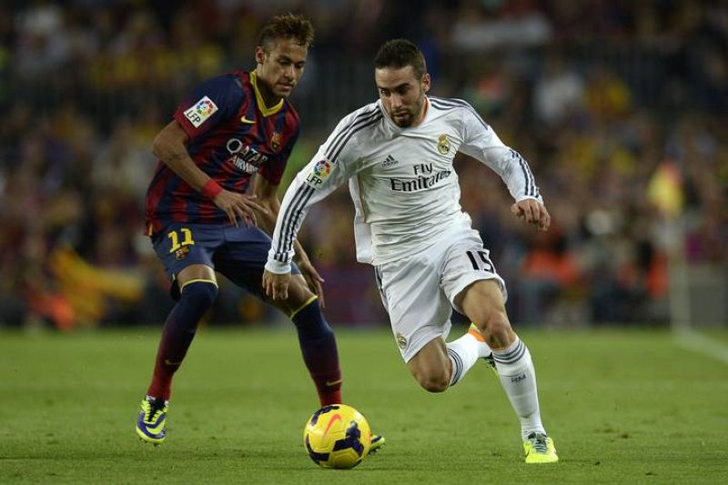 Carvajal conduce el balón ante Neymar.