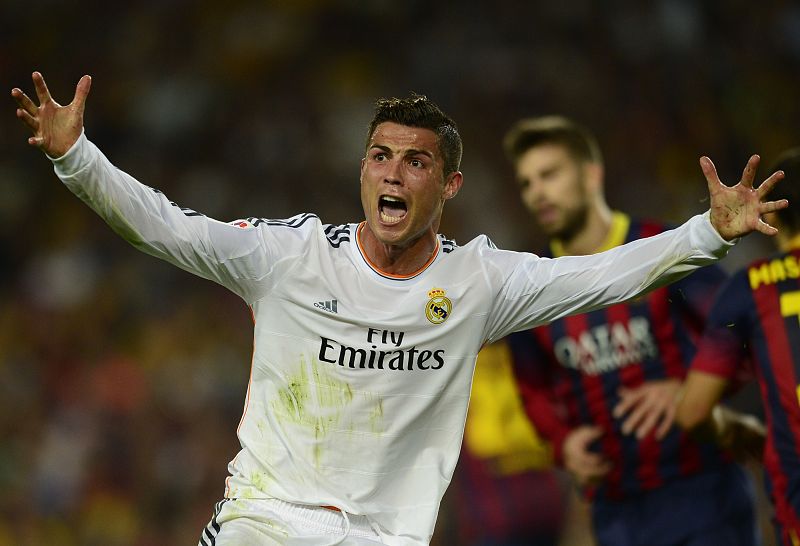 Cristiano Ronaldo pide penalti en una falta sufrida dentro del área.