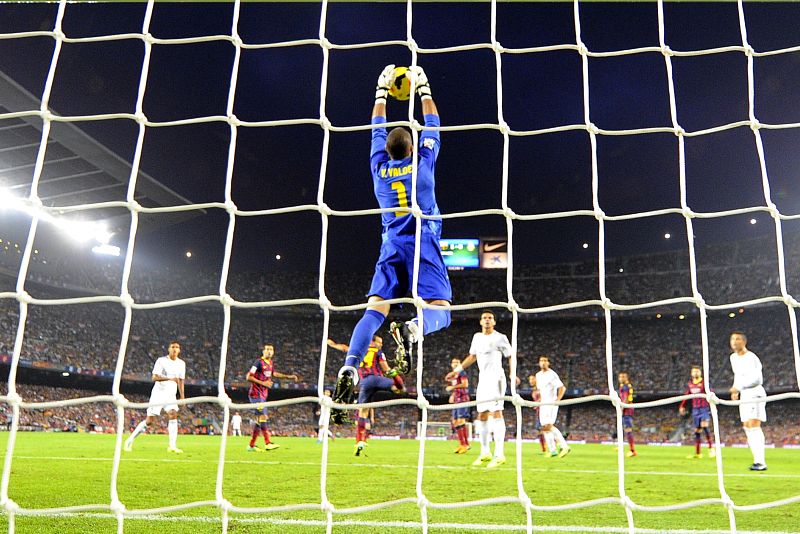 Valdés detiene un disparo del Madrid.