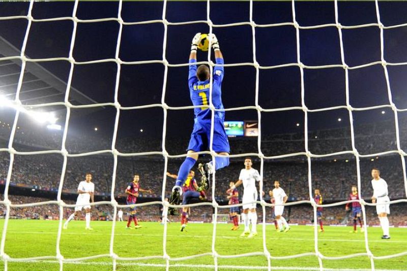 Valdés detiene un disparo del Madrid.