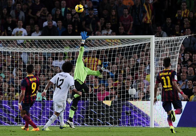 Alexis Sánchez lanza una vaselina imposible para Diego López.