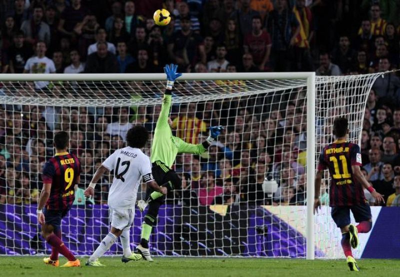 Alexis Sánchez lanza una vaselina imposible para Diego López.