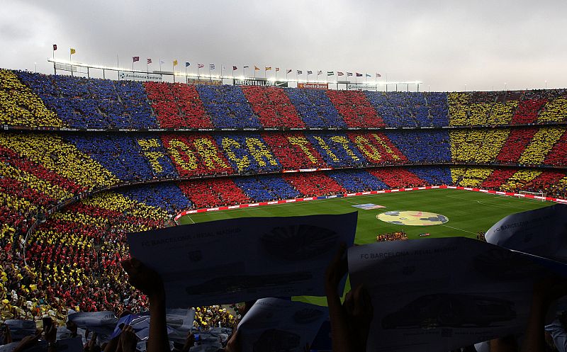 El 'clásico' comenzó con un homenaje a Tito Vilanova en forma de espectaular 'tiro' en las gradas del Camp Nou.