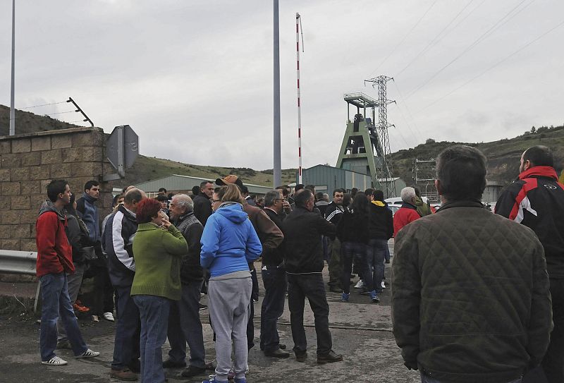 Varias personas en las inmediaciones del Pozo Emilio del Valle esperando noticiasDIA
