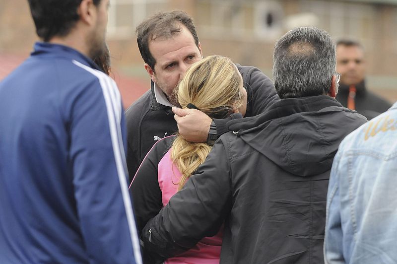 Varias personas lloran en las inmediaciones del Pozo Emilio del Valle