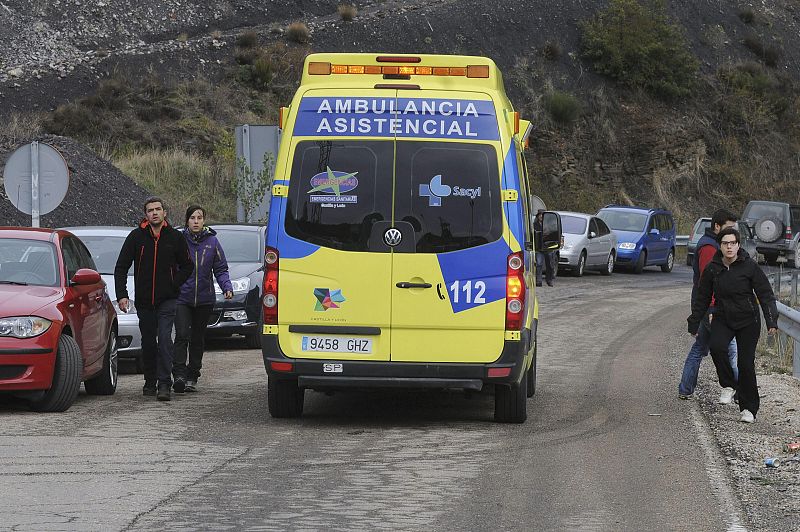 Una ambulancia abandona las inmediaciones del Pozo Emilio