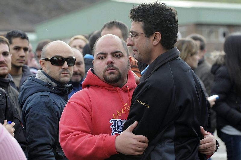 Varias personas en las inmediaciones del Pozo Emilio del Valle, donde ha ocurrido el accidente laboral