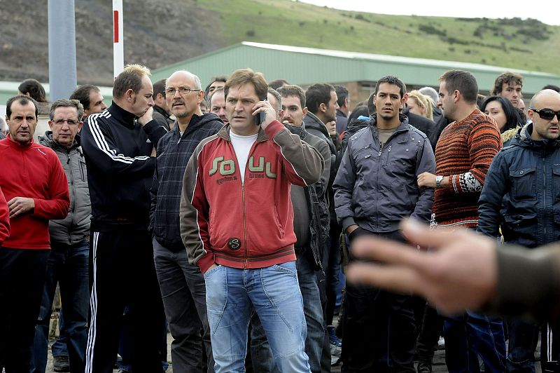 Amigos y compañeros de los trabajadores de la mina, a la espera de noticias