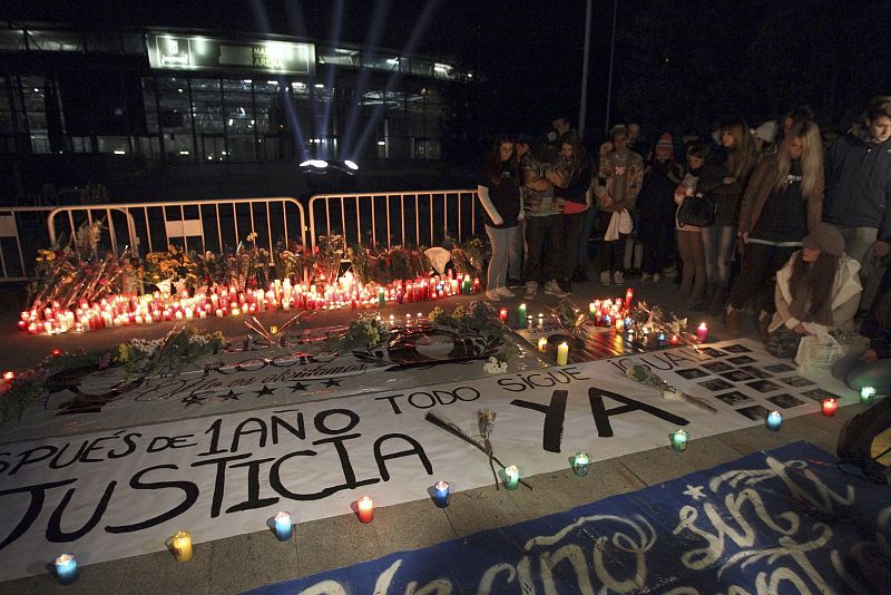 Familiares, amigos y conocidos se han concentrado en memoria de las cinco jóvenes muertas en elMadrid Arena con motivo del primer aniversario de la tragedia