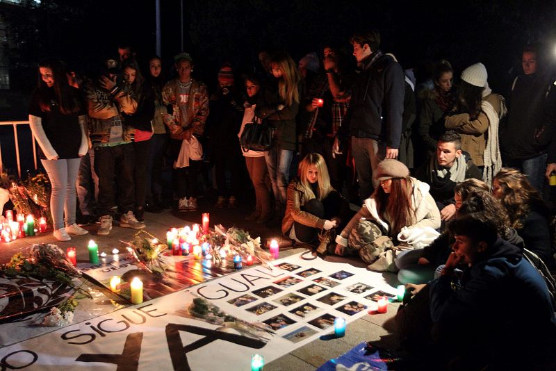 Los asistentes a la vigilia han leído cartas y han depositado velas y fotografías  en memoria de las víctimas del Madrid Arena