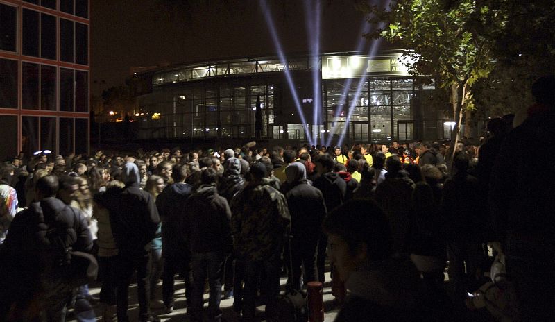 Familiares, amigos y conocidos de las cinco jóvenes muertas las han recordado en una vigilia celebrada junto al pabellón.