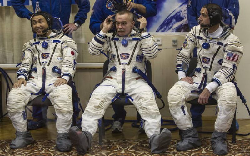 Los astronautas Wakata, Tyurin y Mastracchio momentos antes del lanzamiento de la Soyuz TMA-11M. 