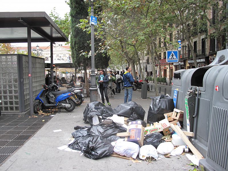 Basura acumulada en la Plaza Santa Ana, donde numerosos turistas disfrutan de las terrazas de los bares