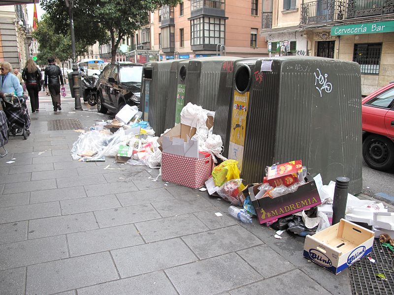 Estado de la calle San Bernando en el cuarto día de huelga de la limpieza