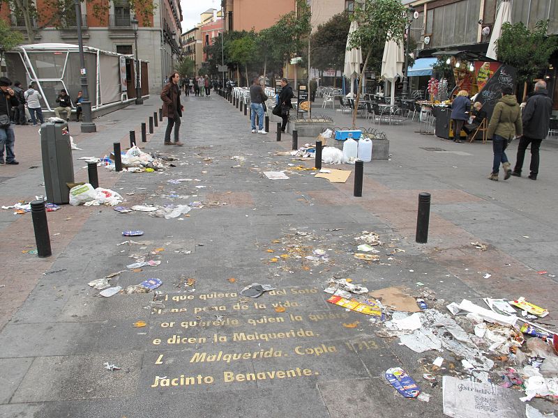 Desperdicios en la calle en la Plaza Jacinto Benavente, en Madrid