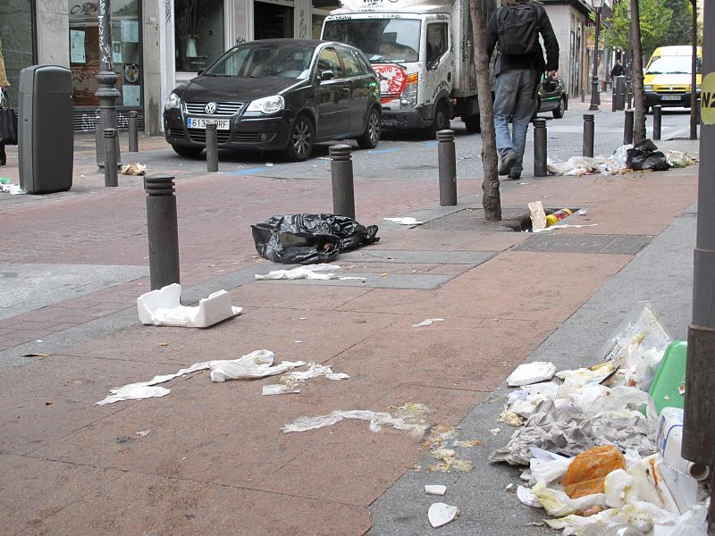 Desperdicios en la madrileña calle Pez