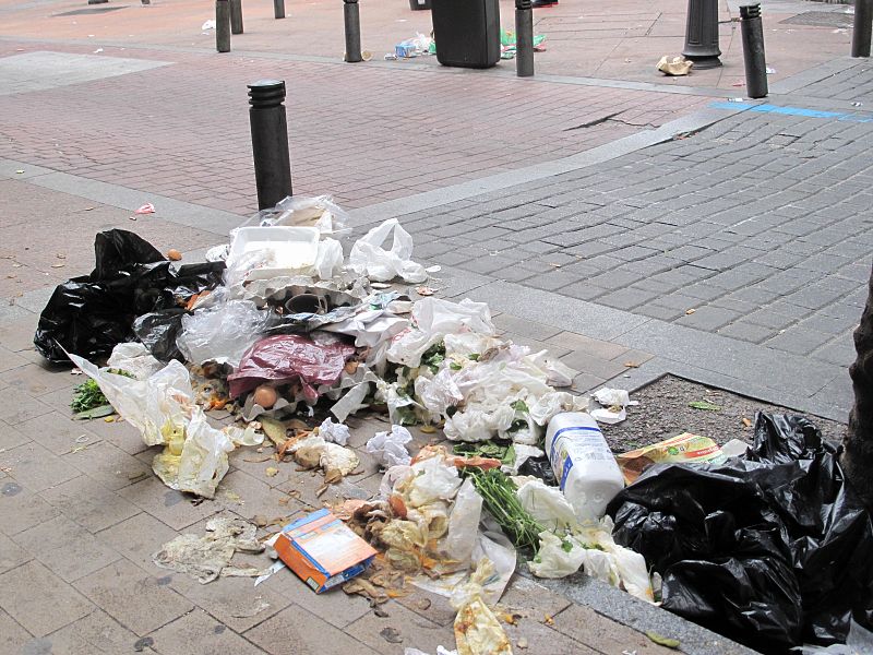 Restos de basura fuera de sus bolsas en la cale Pez, en el centro de Madrid