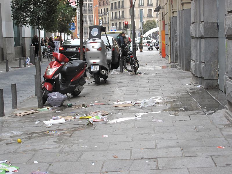 Restos de basura en una calle próxima a Callao, en Madrid