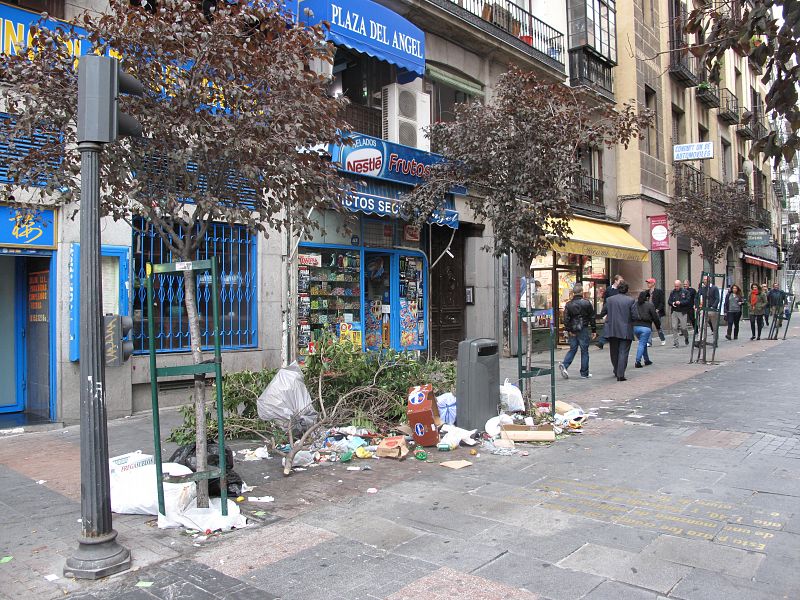 Basura en una calle próxima a la Plaza de Jacinto Benavente