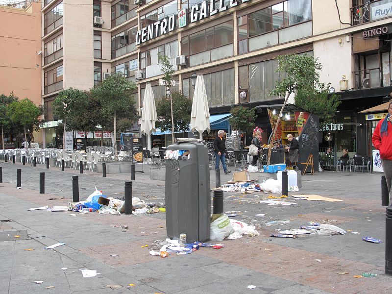 Basura acumulada en la emblemática Plaza de Jacinto Benavente, en Madrid