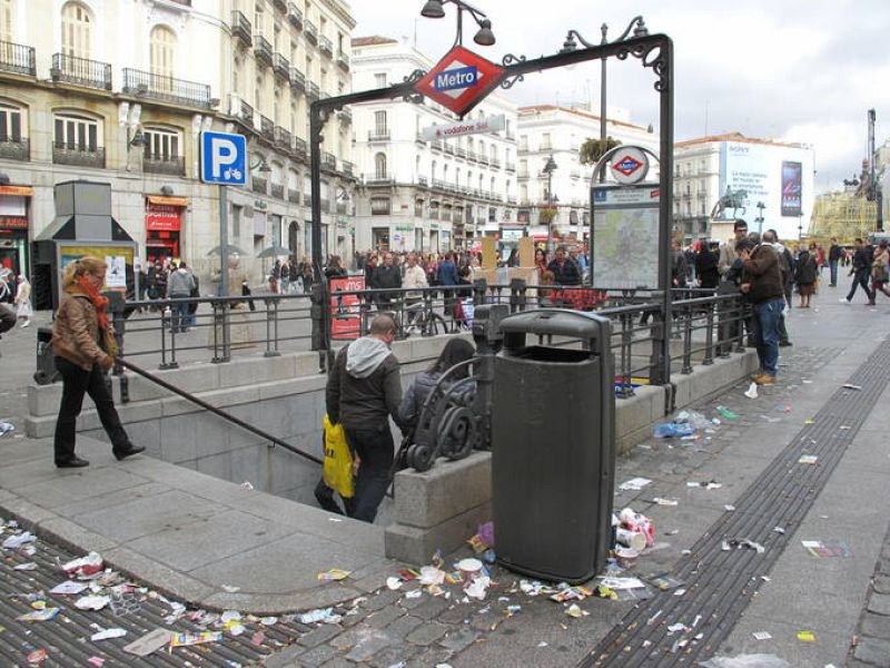 Basura en el suelo junto a la boca de metro en la Puerta del Sol
