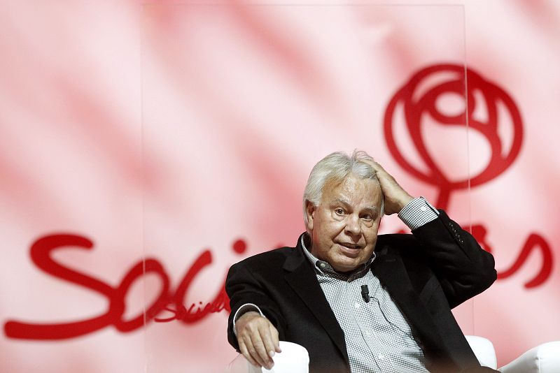 Felipe González durante su participación en un foro sobre globalización en el marco de la conferencia política del PSOE.