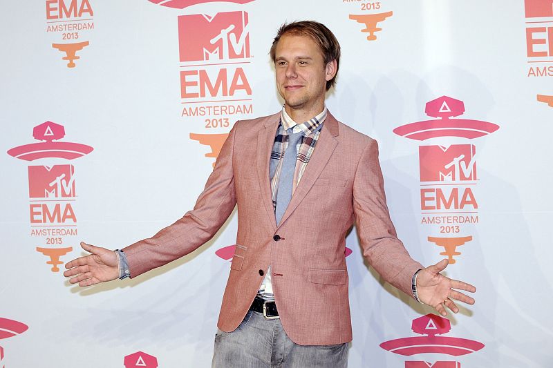 El DJ holandés Armin van Buuren posa en la gala de los premios EMA en Ámsterdam