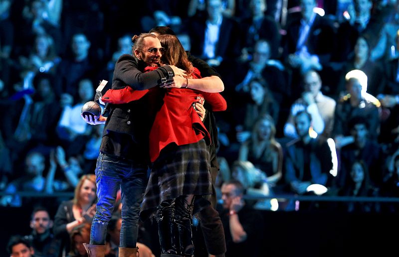 Miembros de la banda Thirty seconds to Mars se abrazan durante la gala de los premios EMA de MTV en Ámsterdam.