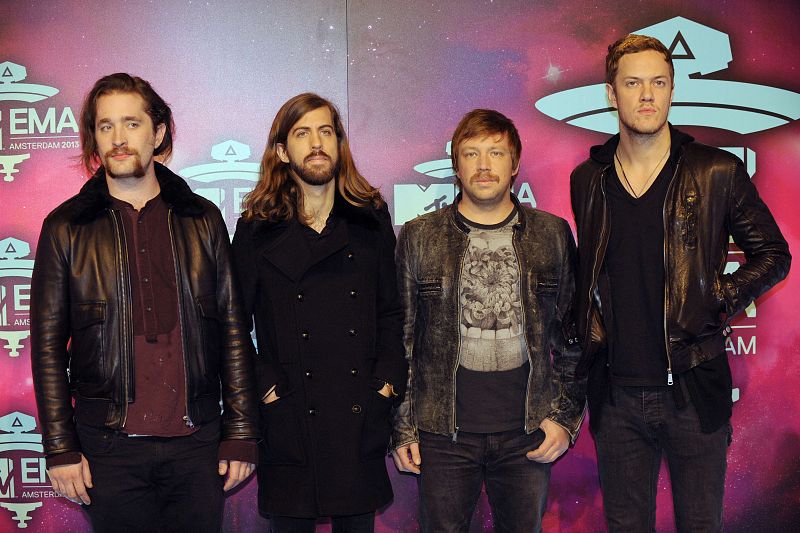 Los miembros de la banda estadounidense Imagine dragons Daniel Platzman, Wayne Sermon, Ben McKee y Dan Reynolds posan a su llegada a la gala de los premios EMA de MTV en  Los miembros de la banda estadounidense Imagine dragons Daniel Platzman, Wayne Sermon, Ben McKee y Dan Reynolds posan a su llegada a la gala de los premios EMA de MTV en Ámsterdam